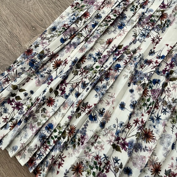 H&M Romantic Pleated Dress - Picture 5 of 11